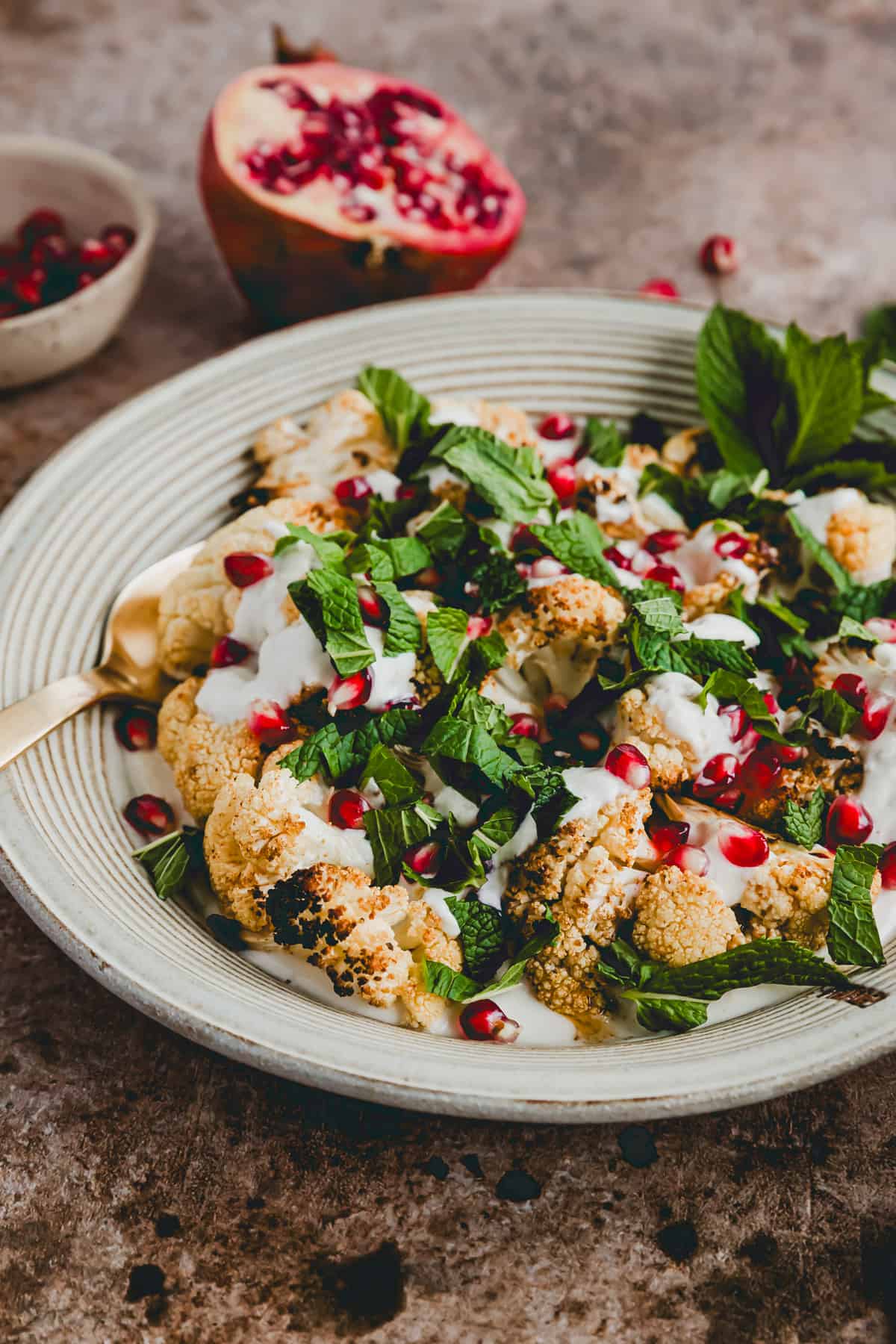 Gebackener Blumenkohl mit Tahini, Granatapfel &amp; Minze | Aline Made