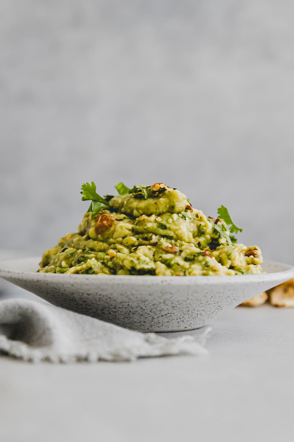 selbstgemachte guacamole in einer schale