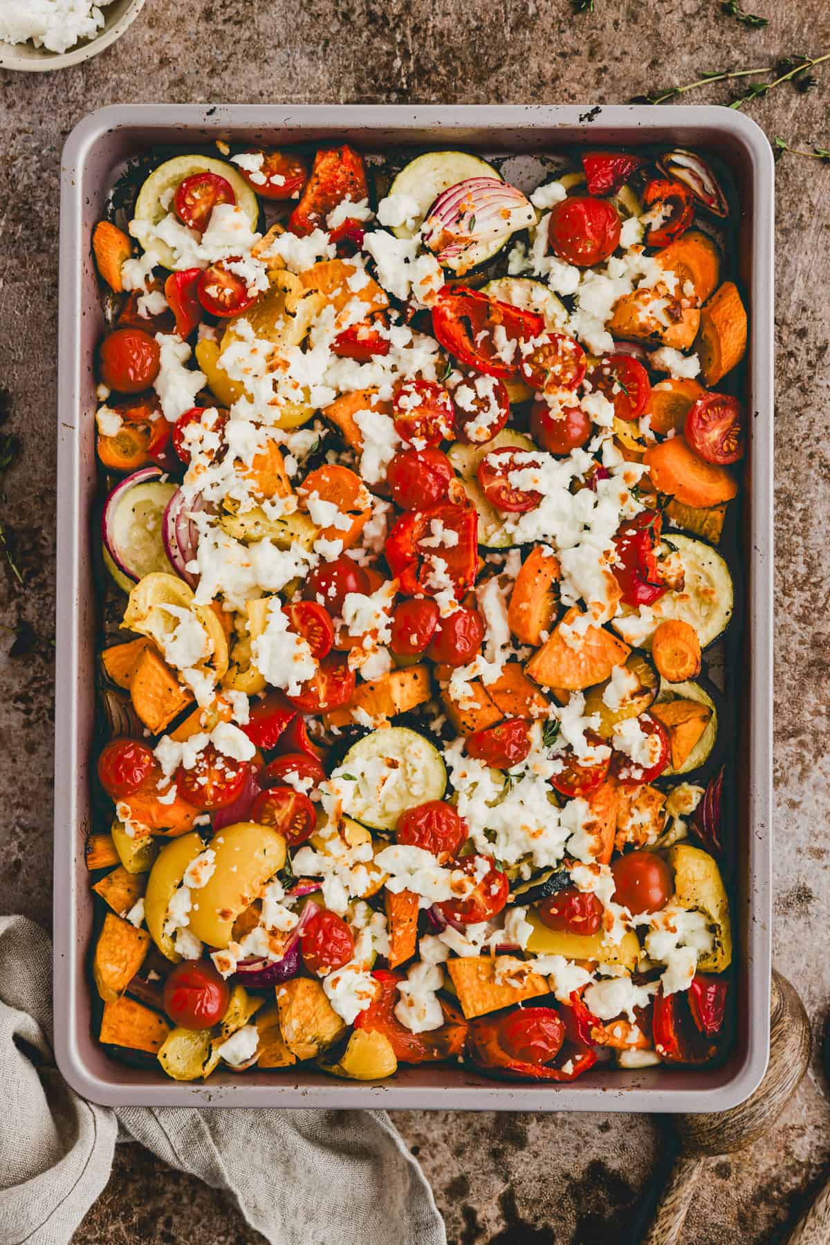 ofengemüse mit feta auf einem backblech