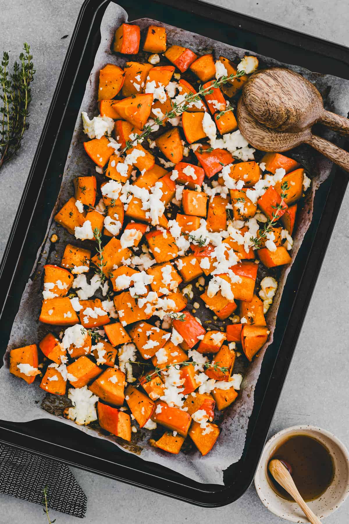 ofenkürbis mit feta und thymian auf einem blech