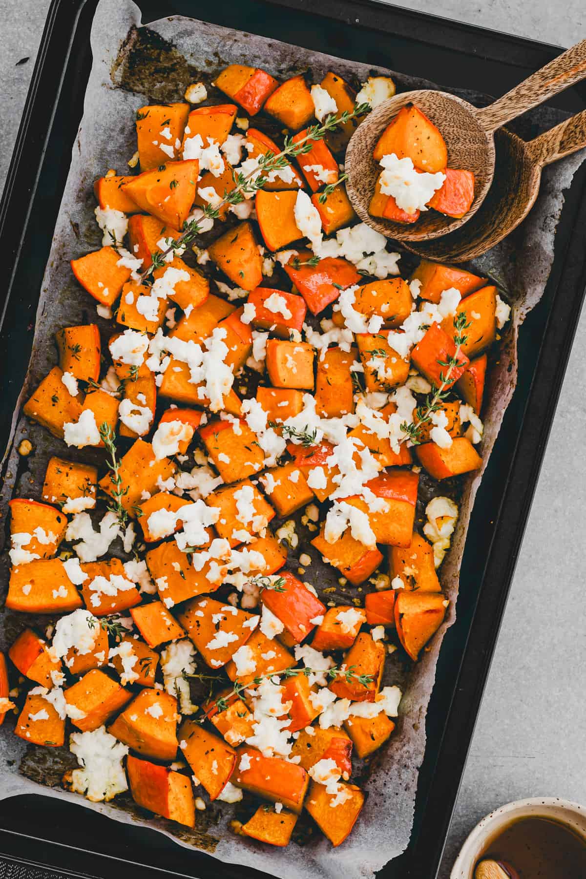 ofenkürbis mit feta und thymian auf einem backblech