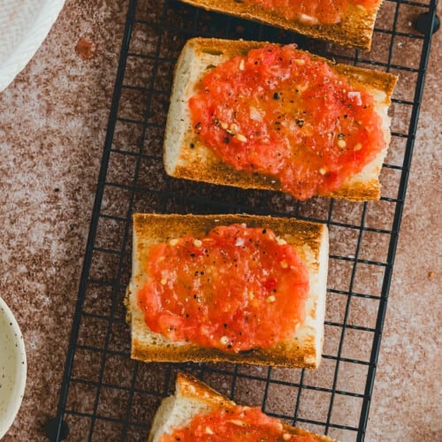 pan con tomate auf einem schwarzen auskühlgitter