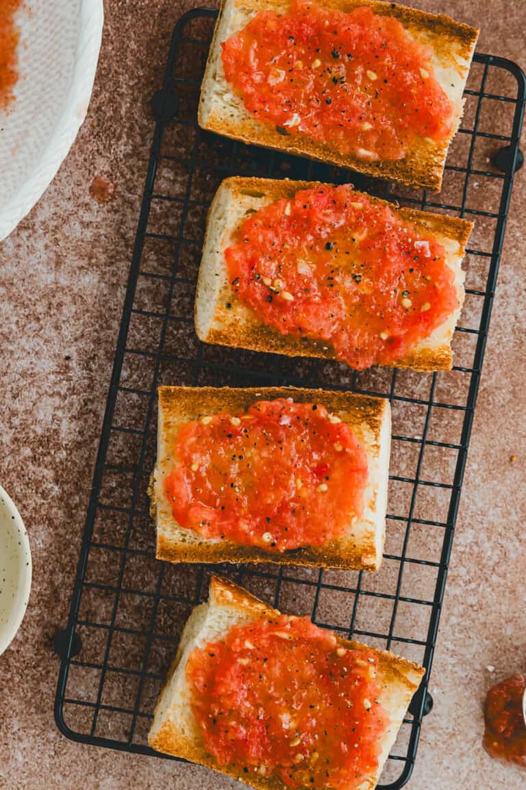 pan con tomate auf einem schwarzen auskühlgitter