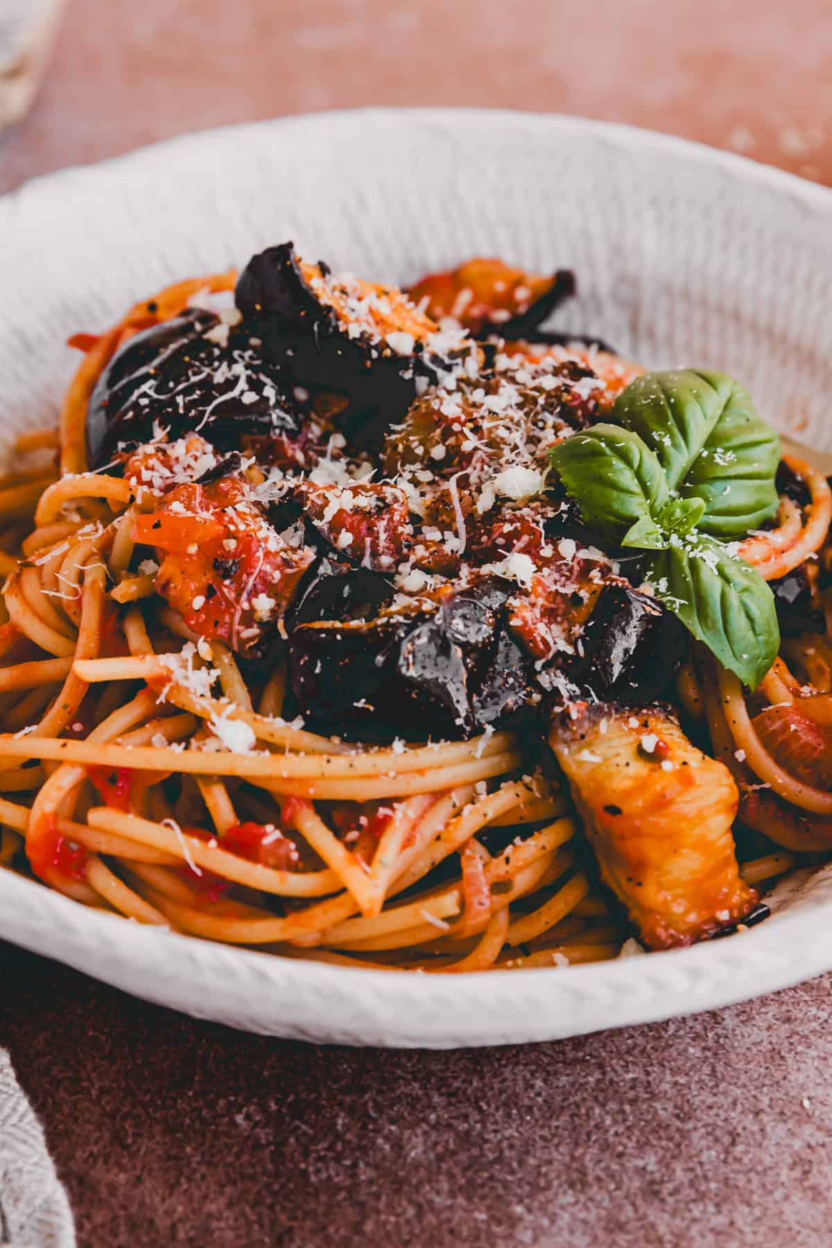 pasta mit aubergine und tomatensauce in einem weissem teller