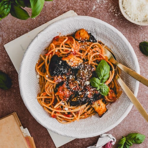 pasta alla norma in einem weissen pastateller