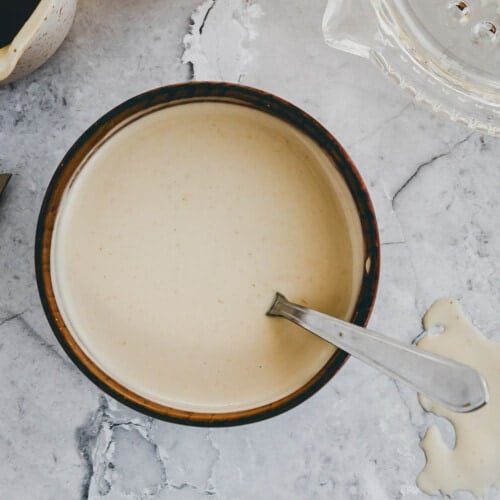 tahini sauce in einer kleinen schüssel