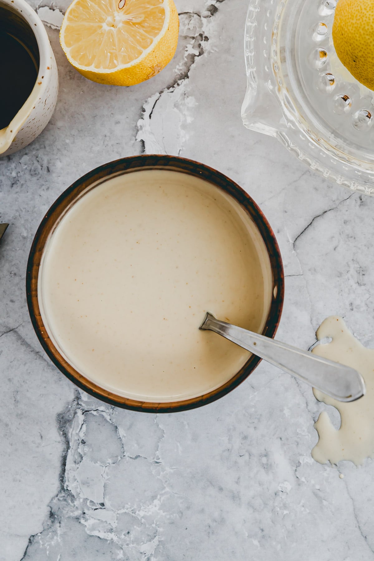 tahini sauce in einer kleinen schüssel