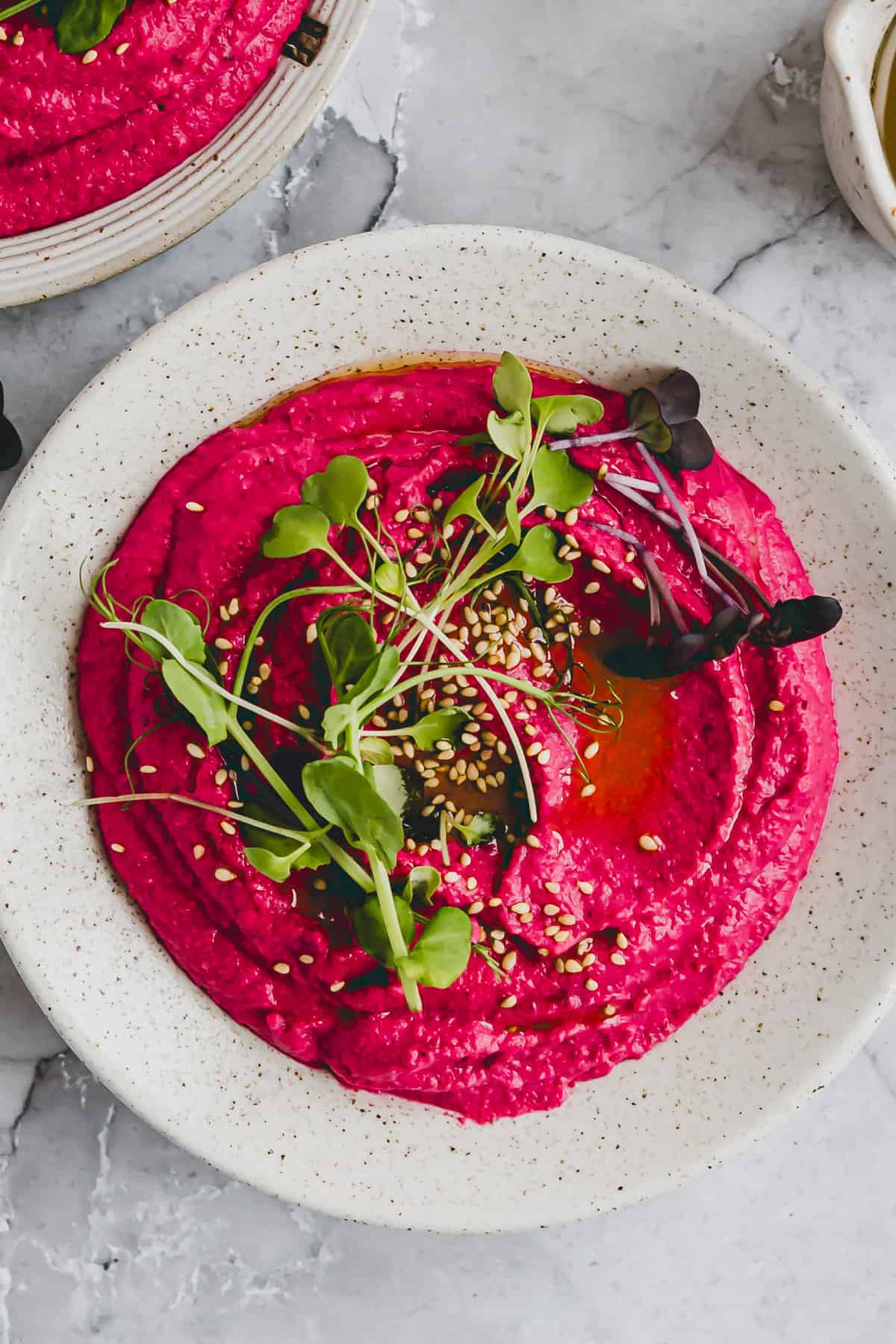 rote bete hummus in einer schale mit microgreens