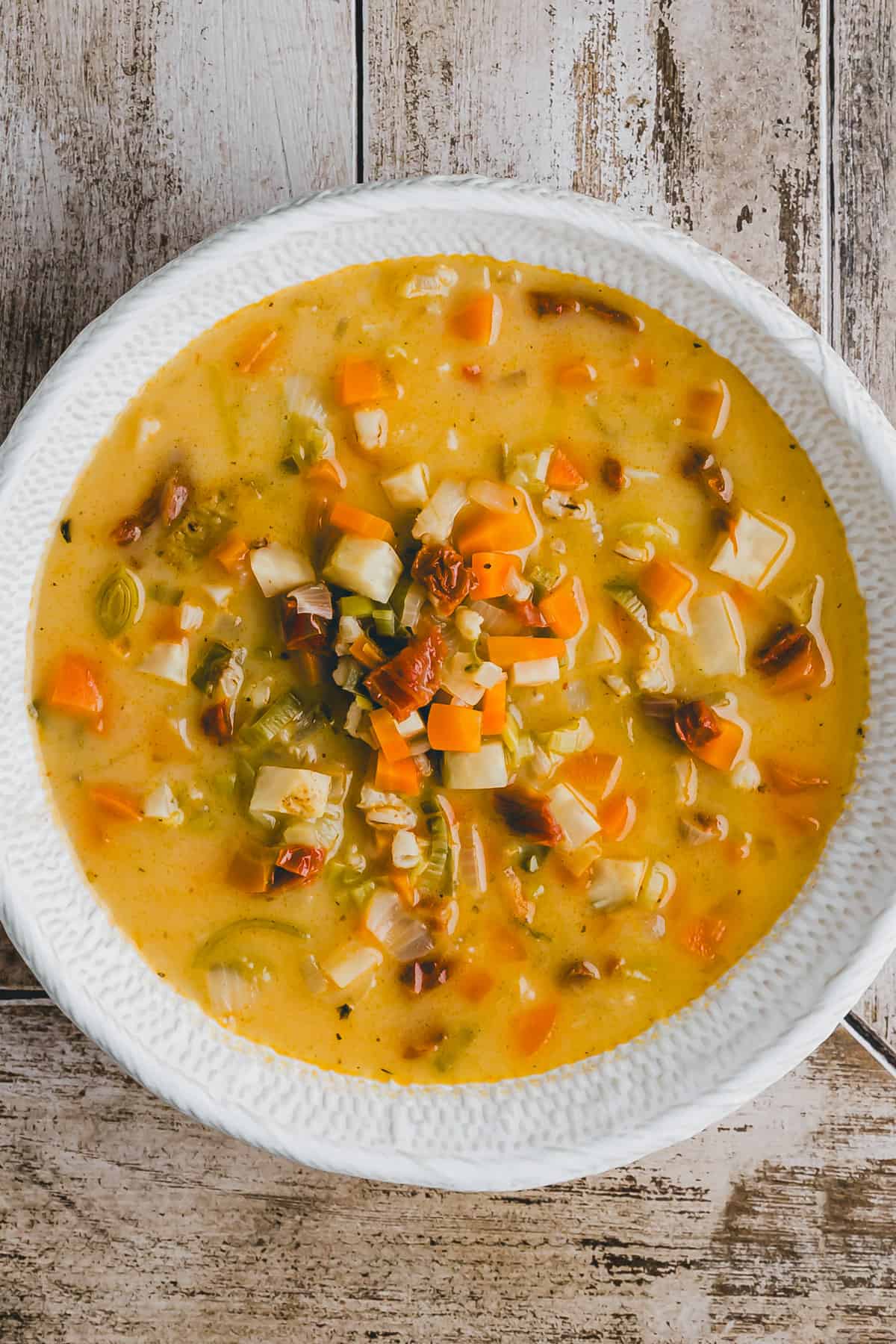 vegetarische bündner gerstensuppe in einem teller