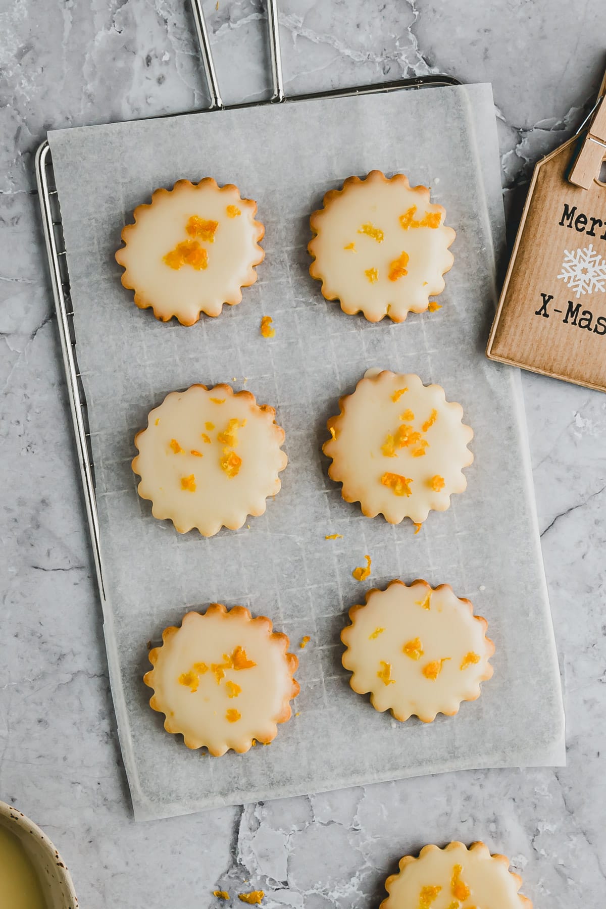 orangenplätzchen mit glasur auf einem gitter