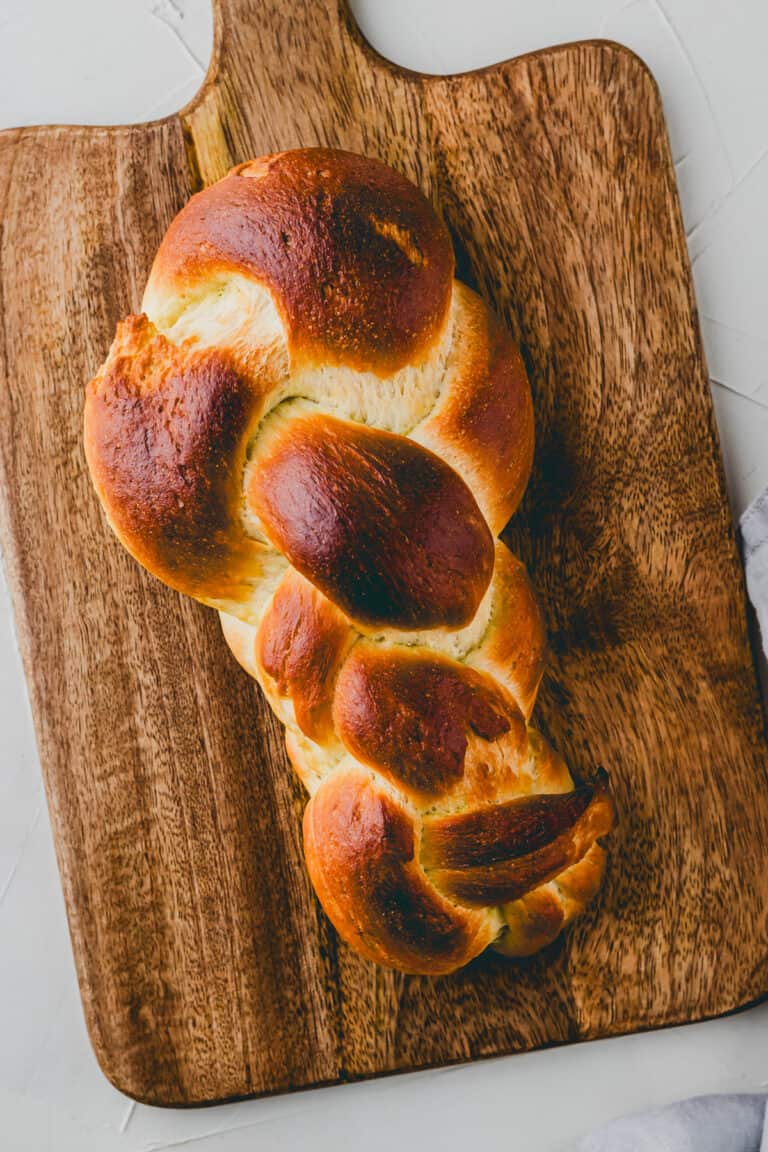 veganer zopf auf einem holzbrett