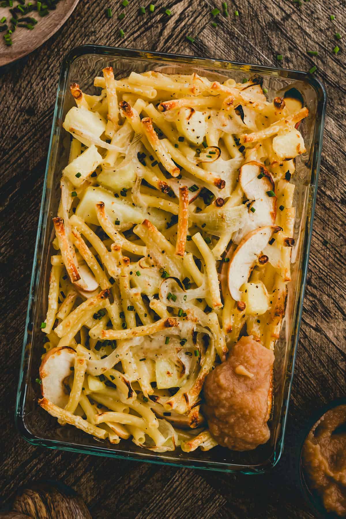 Älplermagronen Gratin mit apfelmus serviert