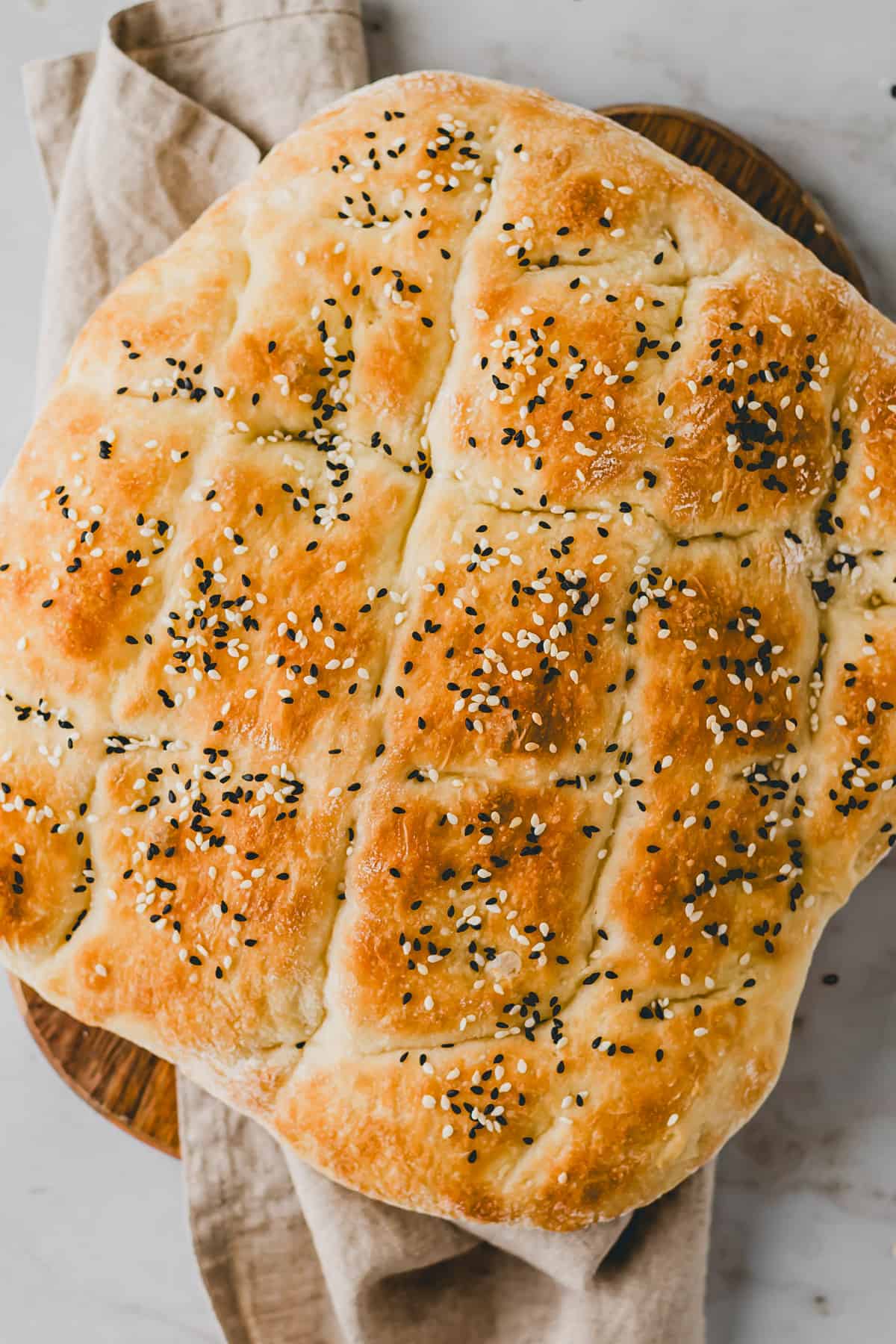 selbstgemaches türkisches fladenbrot auf einem holzbrett