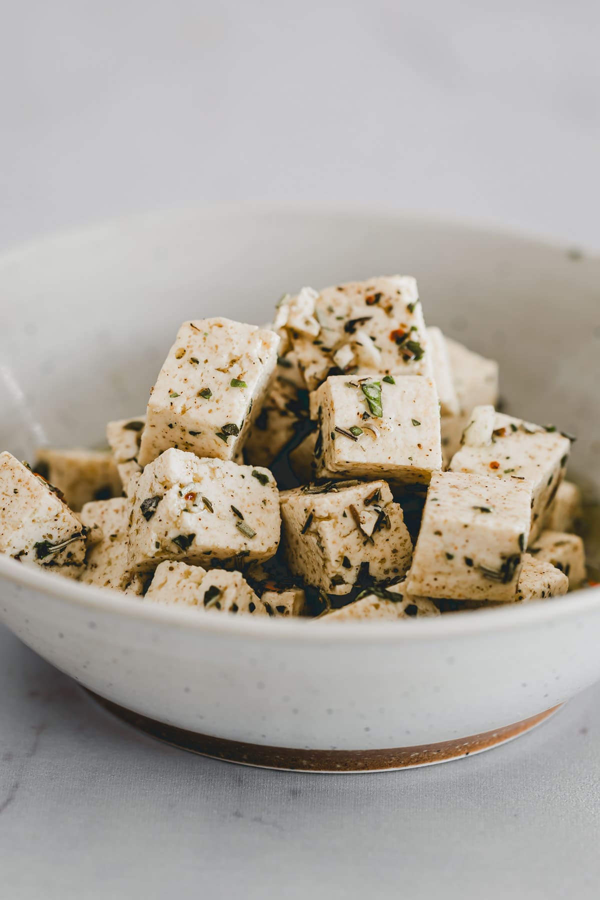 veganer tofu feta in einer schüssel