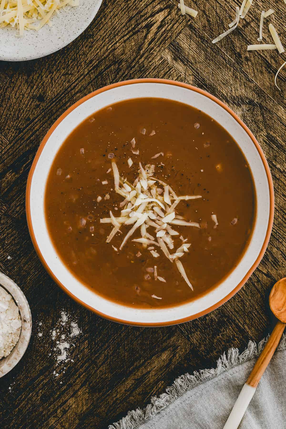 basler mehlsuppe mit käse serviert