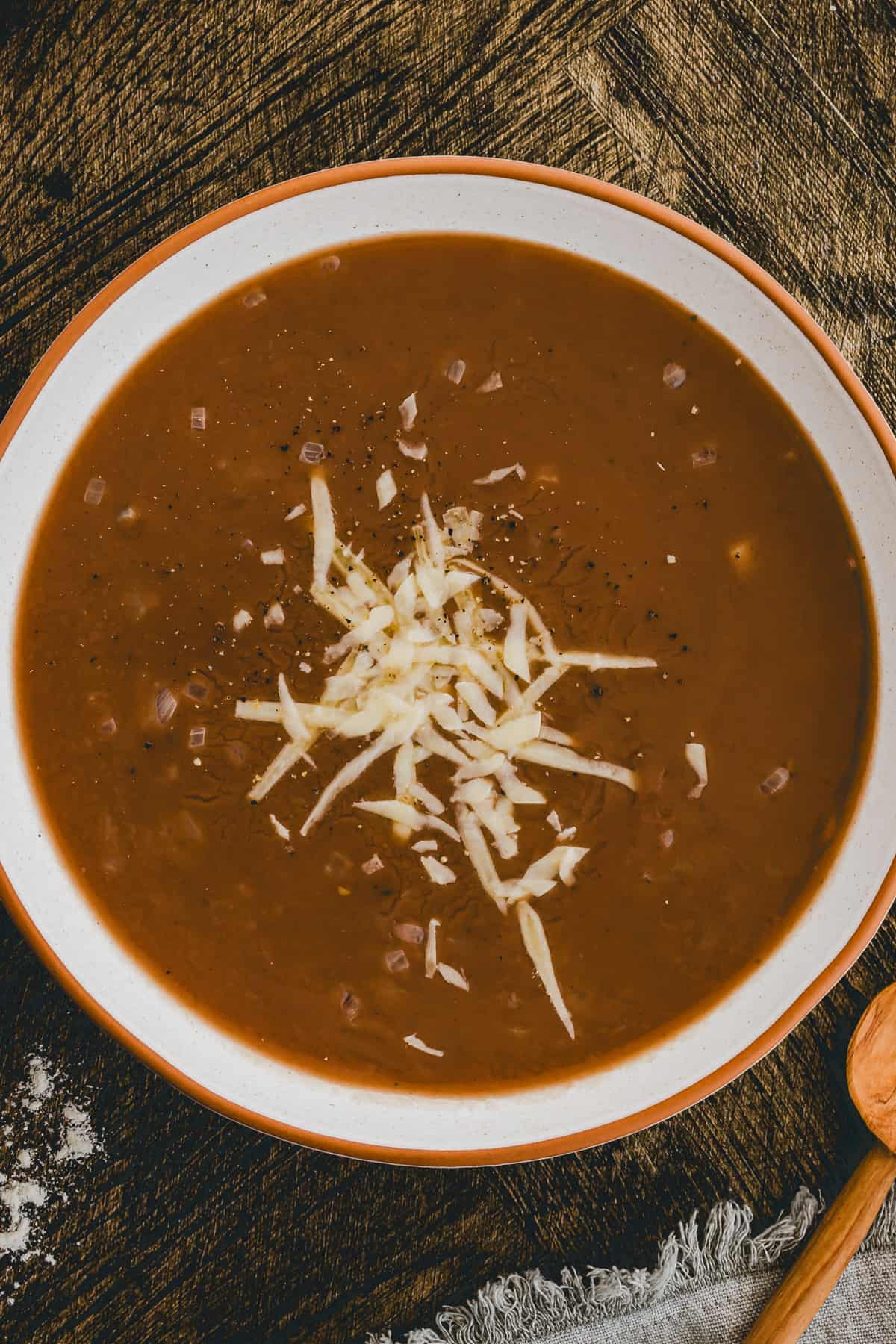 basler mehlsuppe mit käse in einem suppenteller