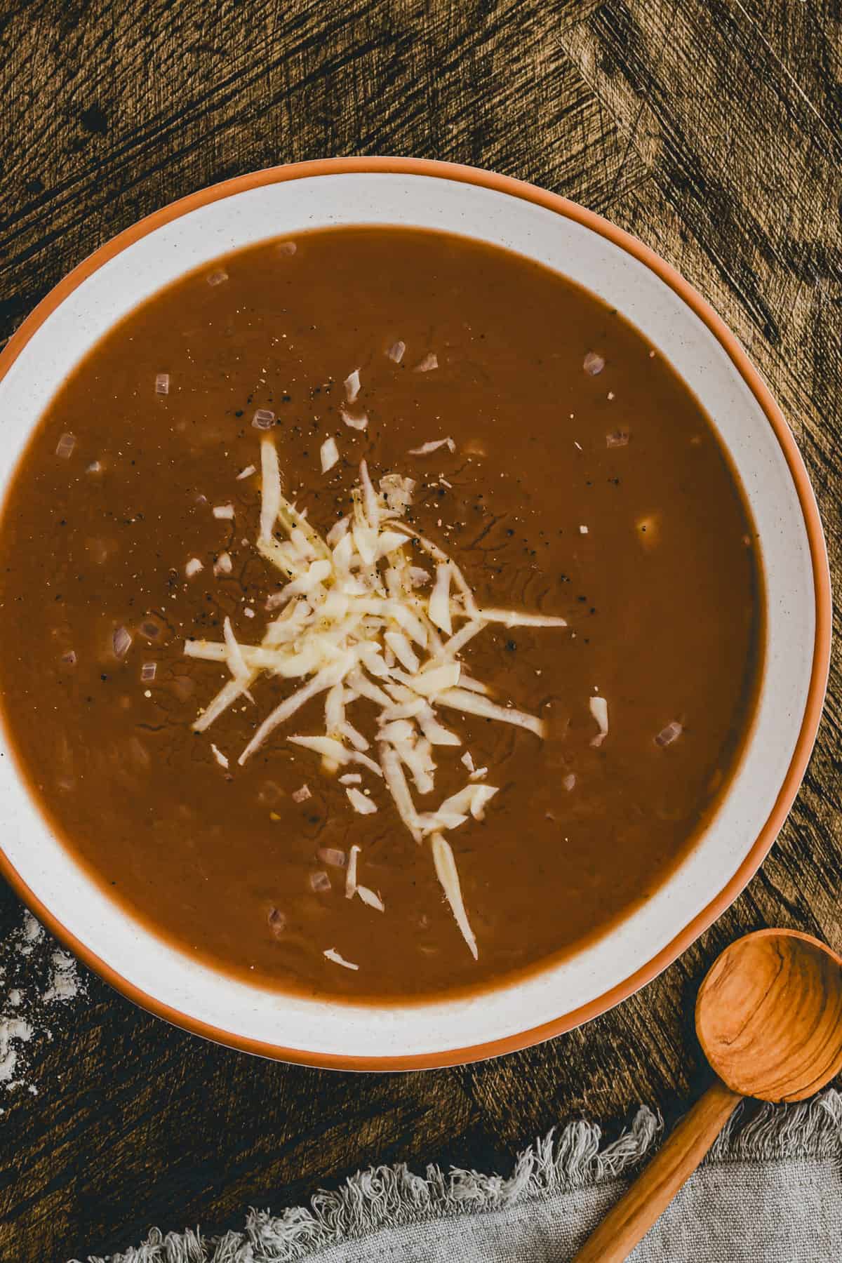 basler mehlsuppe mit käse in einer schüssel serviert