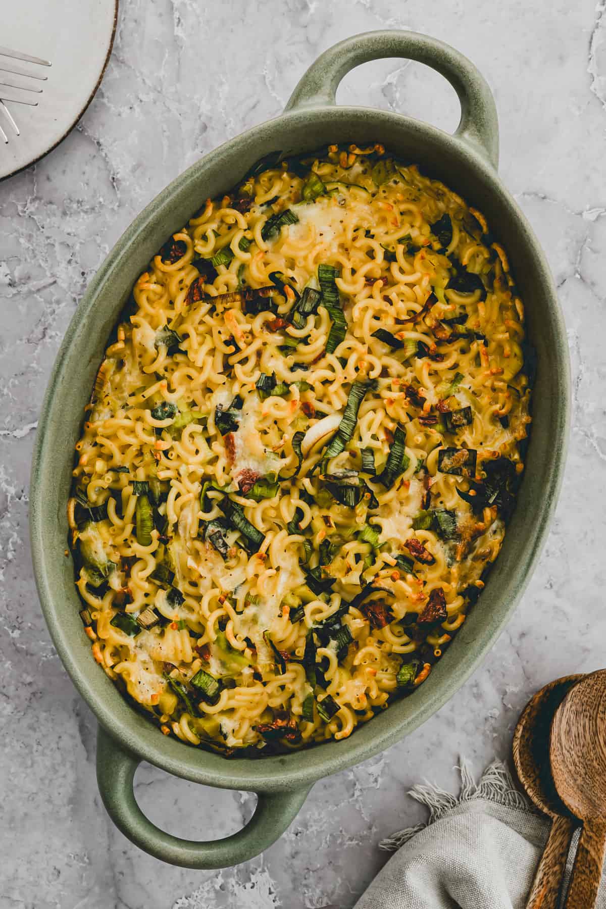 hörnliauflauf mit lauch und getrockneten tomaten