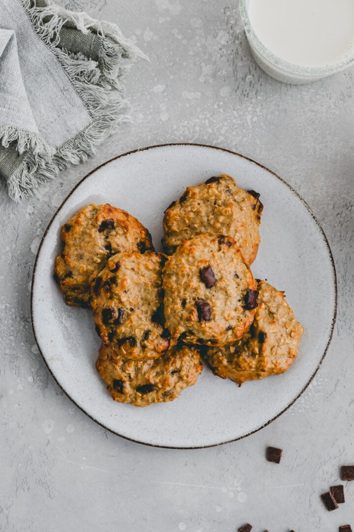 protein cookies auf einem teller gestapelt