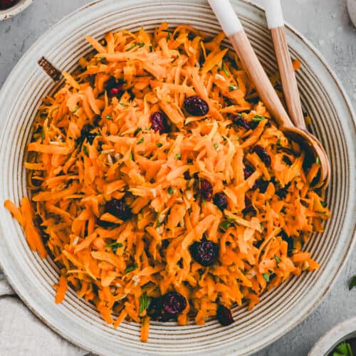 rüeblisalat mit cranberries in einem teller