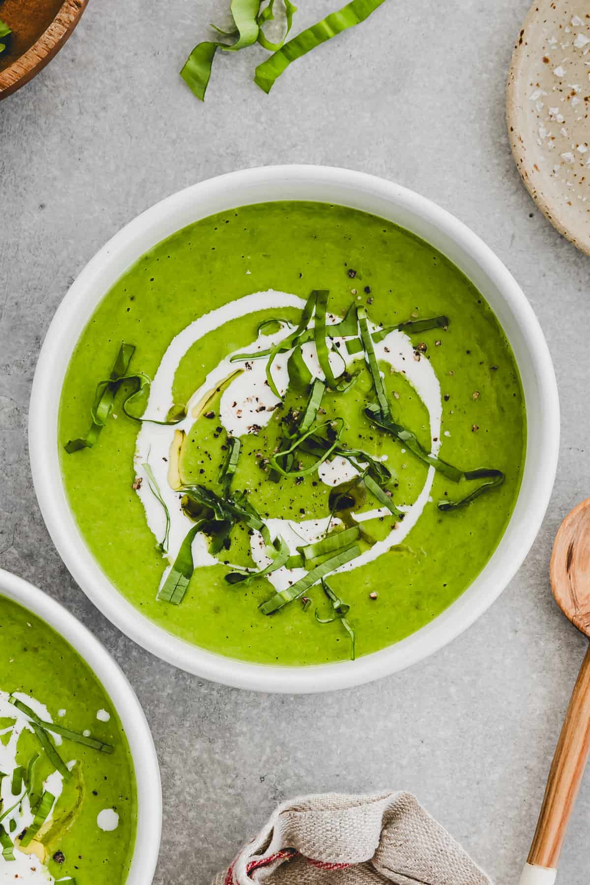 bärlauchsuppe mit kartoffeln und erbsen in einer schüssel