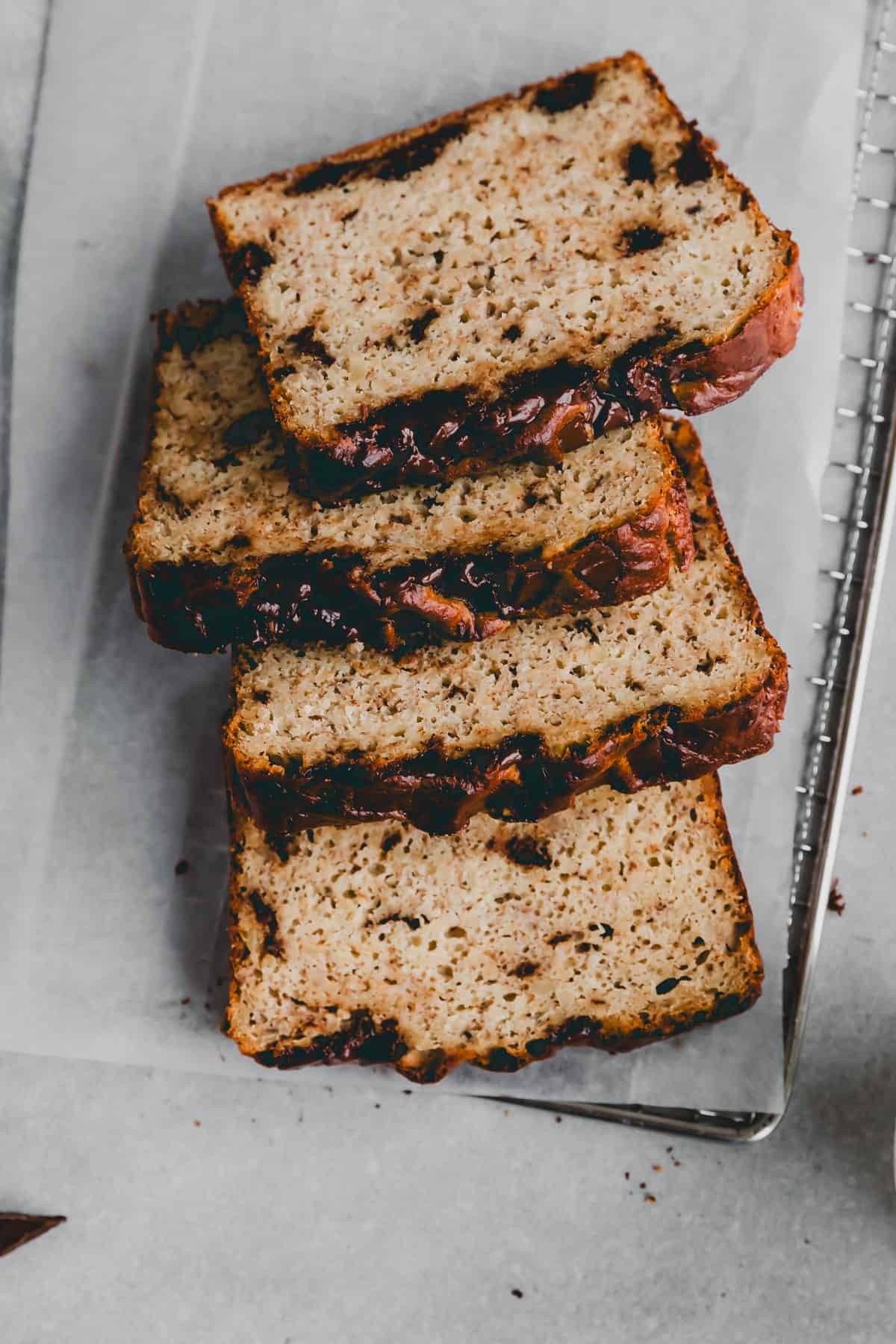 nahaufnahme von bananenbrot mit proteinpulver