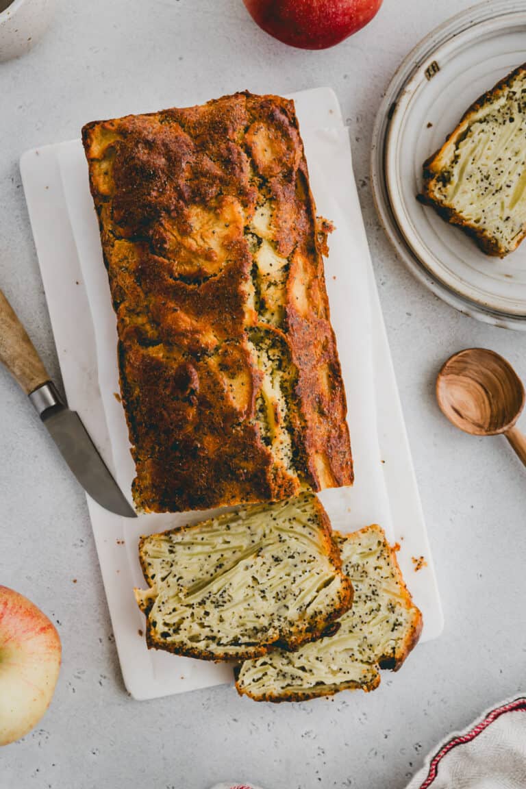 apfel mohn kuchen auf einem marmorbrett