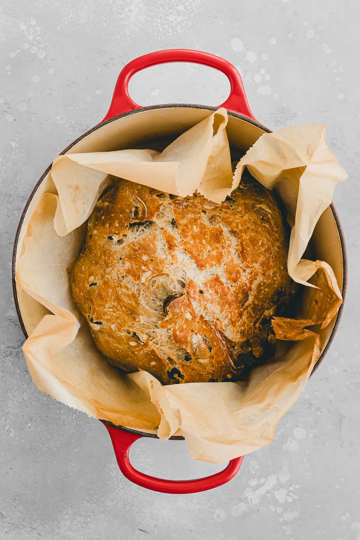 frisch gebackenes brot mit olive im gusseisenbräter