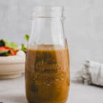 hausgemachtes balsamico dressing in einer glasflasche