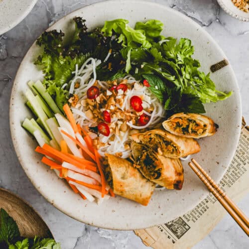 bun cha gio in einem teller