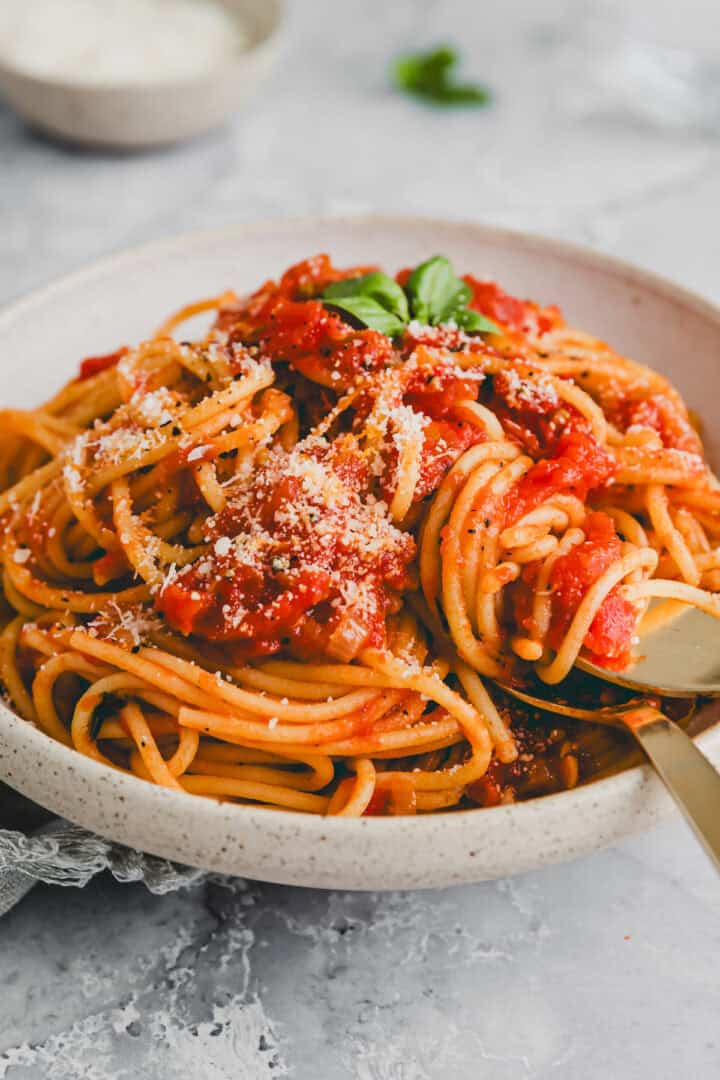 nahaufnahme von spaghetti pomodoro