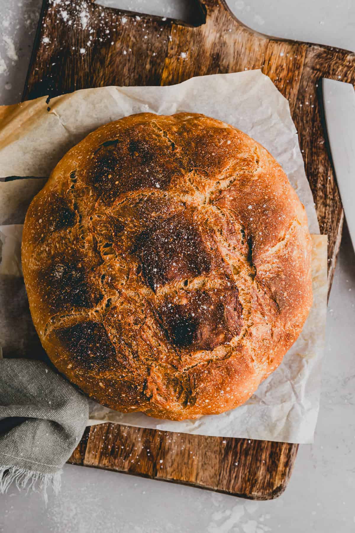 schwizer buurebrot auf einem holzbrett