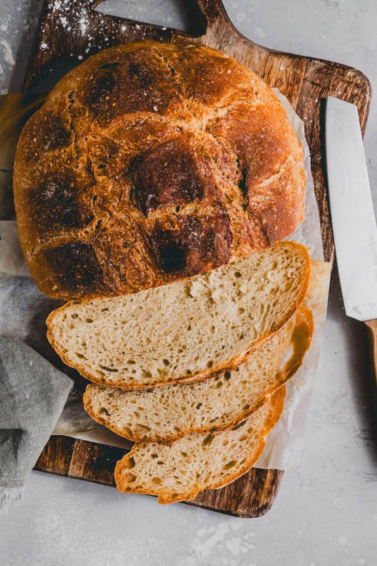 bauernbrot angeschnitten auf einem holzbrett