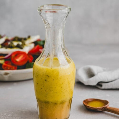 dressing für griechischem salat in einer glasflasche