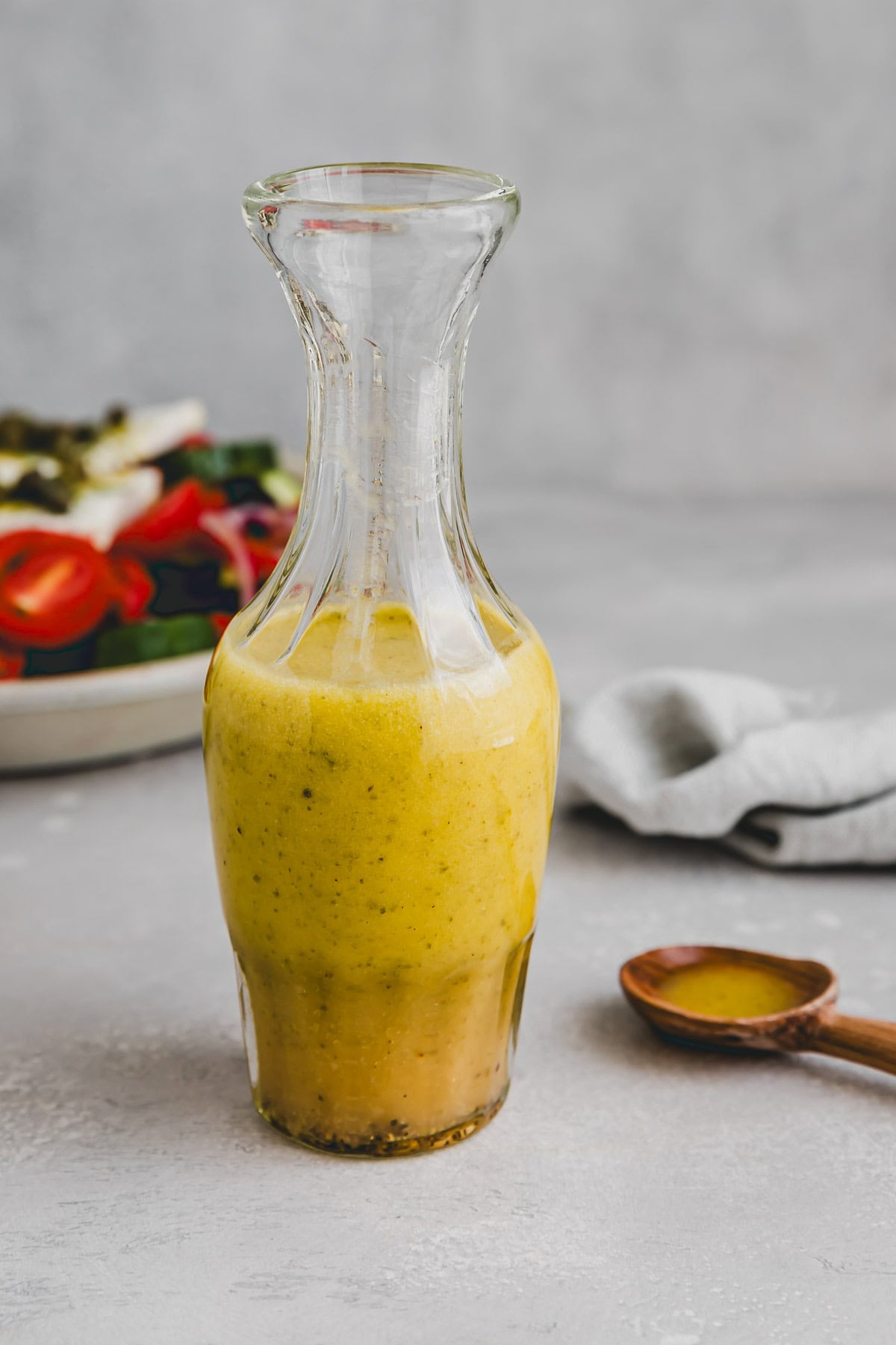 griechischer salat dressing in einer glasflasche
