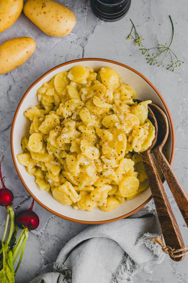 kartoffelsalat mit brรผhe in einer schรผssel