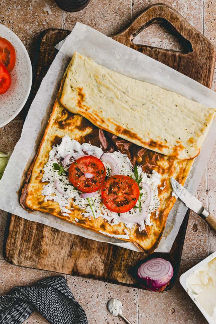 protein wraps aus hüttenkäse mit frischkäse und tomaten
