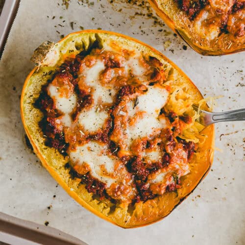 vegetarisch gefüllter Spaghettikürbis auf einem backblech
