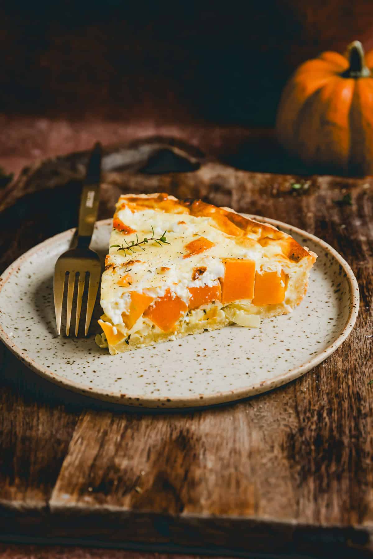 ein stück kürbisquiche auf einem teller