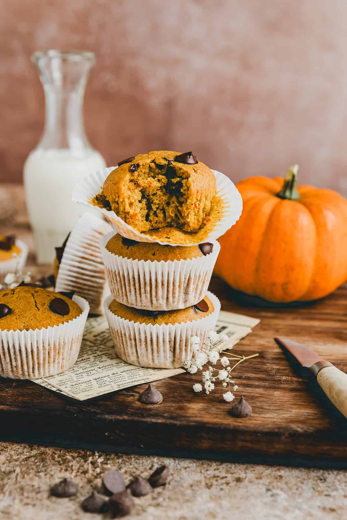 ein angebissener kürbismuffin auf anderen muffins gestapelt