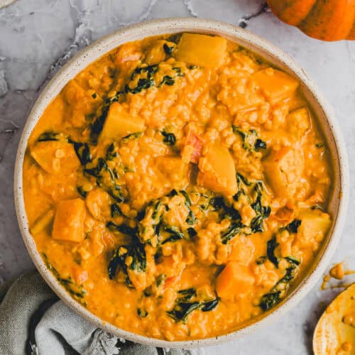 eine schüssel Kürbis Linsen Curry mit kokosmilch
