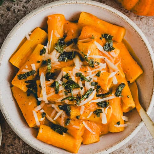 cremige kürbis pasta mit knusprigem salbei