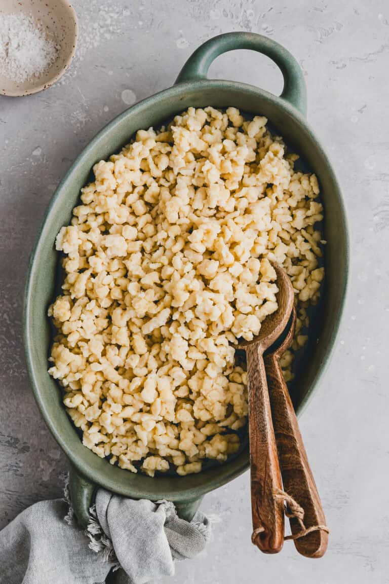 selbstgemachte spätzli in einer auflaufform