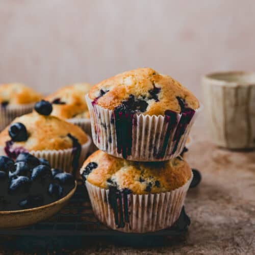 Blaubeer Muffins aufeinander gesapelt