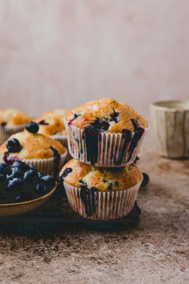 Blaubeer Muffins aufeinander gesapelt