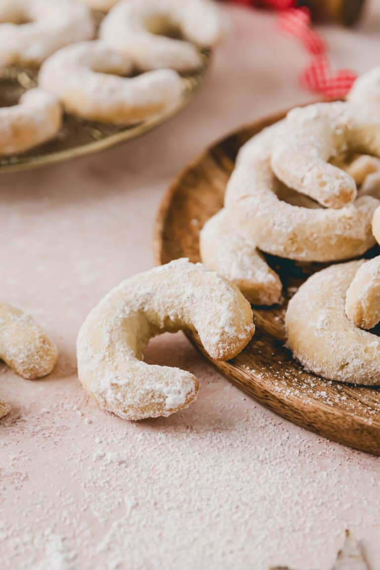 vanillekipferl auf einem holzbrettchen