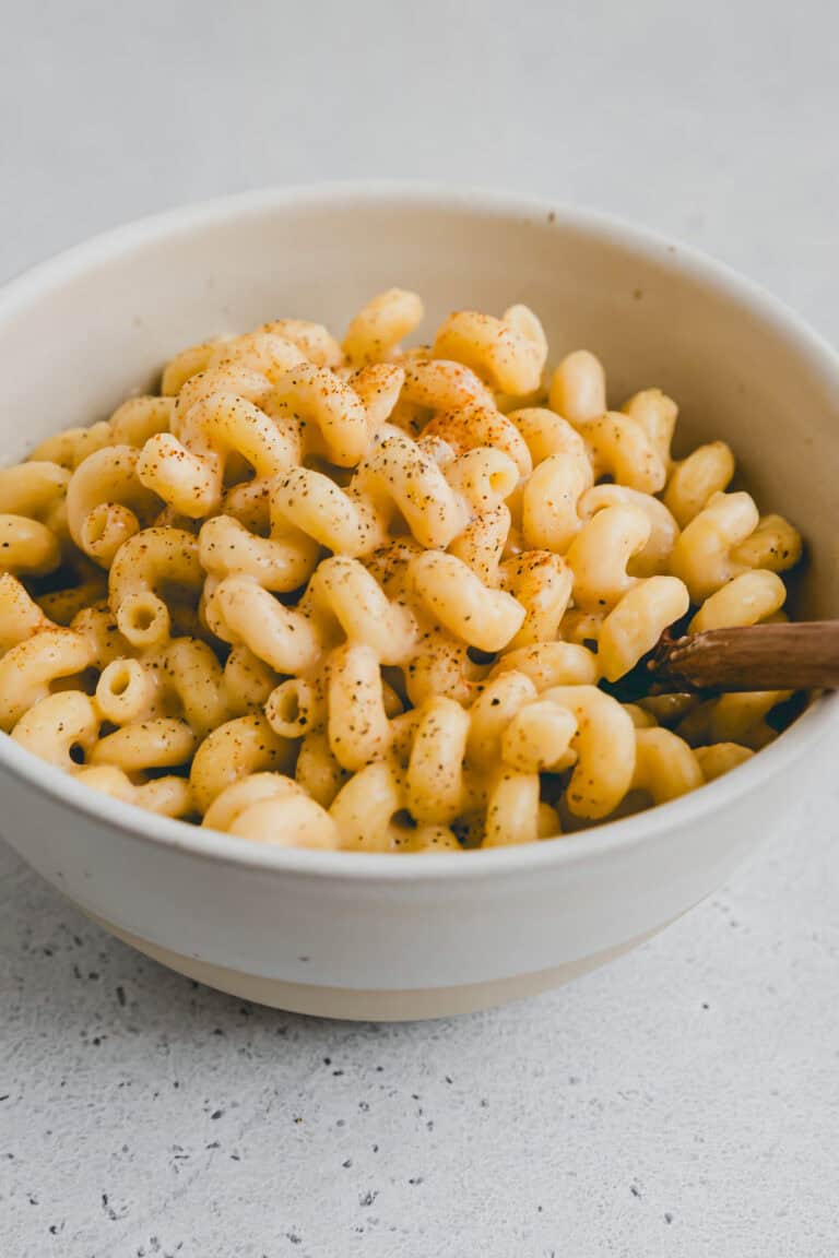 mac and cheese in einer schüssel