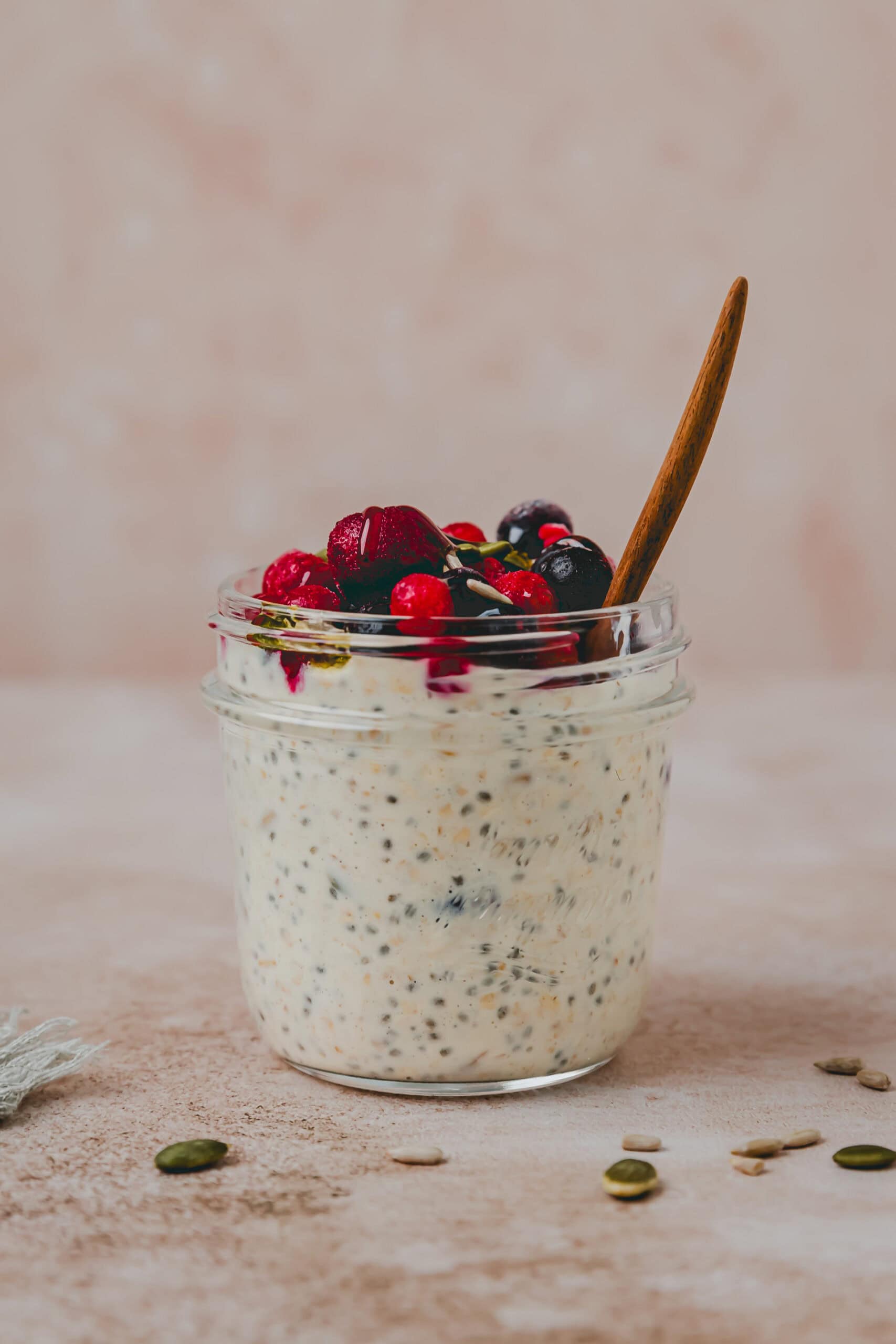 nahaufnahme von protein overnight oats mit beeren