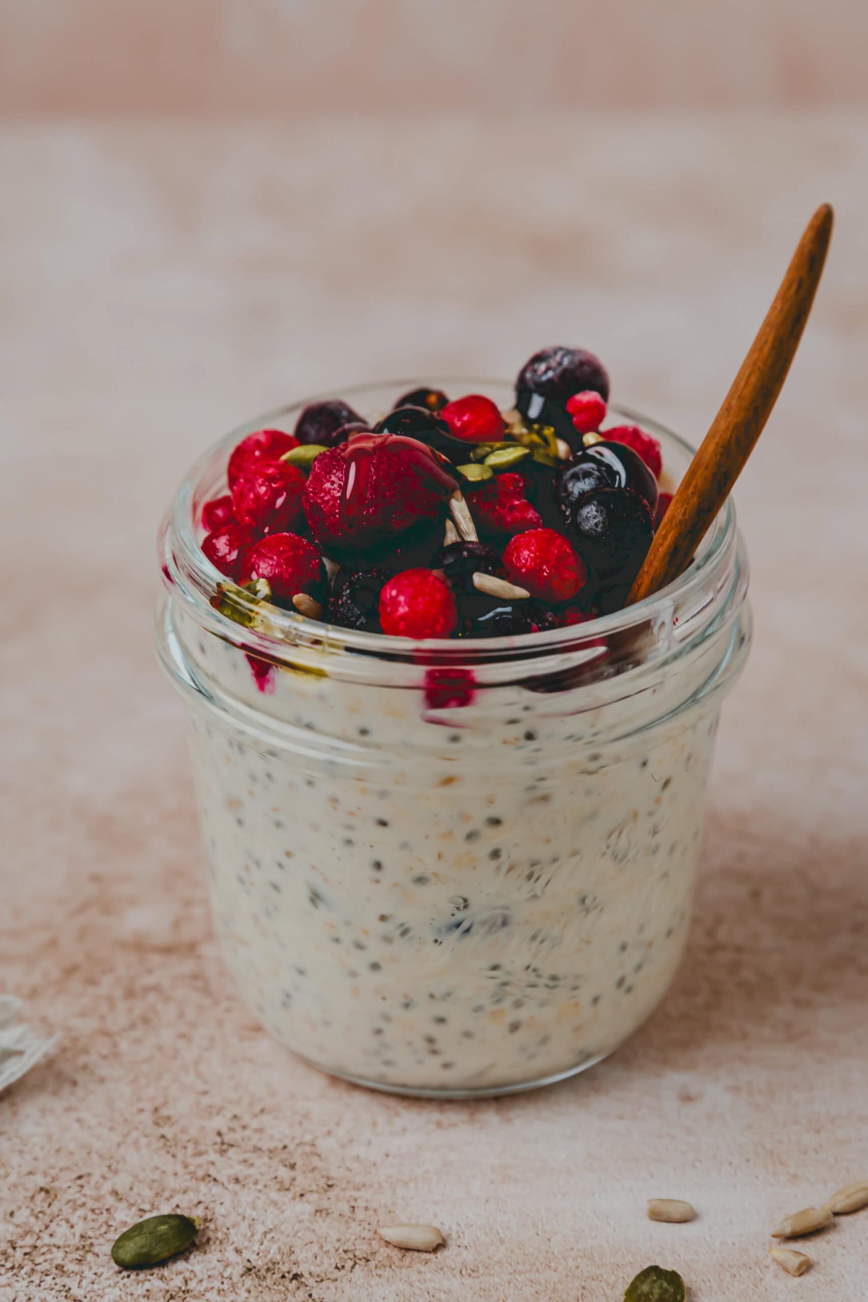nahaufnahme von protein overnight oats mit beeren
