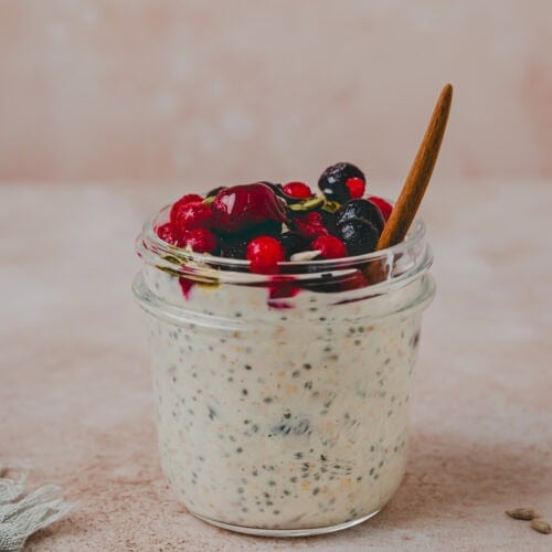 protein overnight oats in einem weck glas mit gefrorenen beeren obendrau